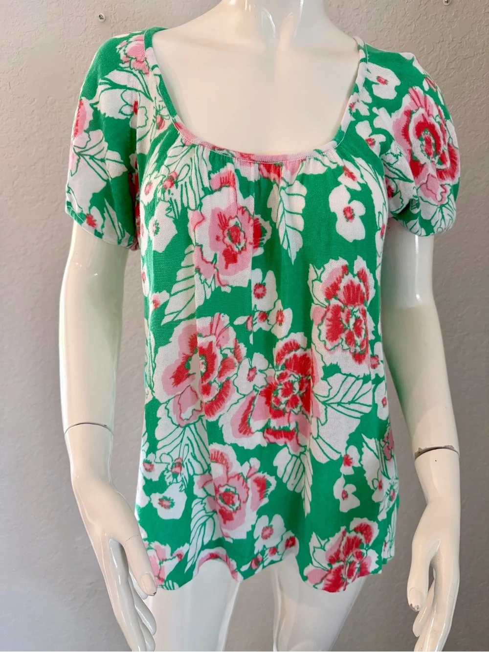 Lilly Pulitzer M Green Floral Scoop Neck Top with Pink Roses - Picture 1 of 6